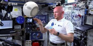 Un creier artificial plutitor este noul coleg al astronauților de pe Stația Spațială